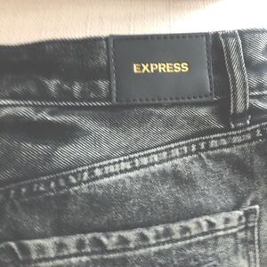 NWT Express size 6 extra high waisted Mom jean shorts. Adorable on! Raw hem.